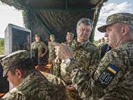 Президент Украины Петр Порошенко и начальник Генерального штаба Вооруженных Сил Украины Виктор Муженко на военном полигоне, где проходят испытания американских противотанковых ракетных комплексов "Джавелин". 22 мая 2018 Президент Украины Петр Порошенко и начальник Генерального штаба Вооруженных Сил Украины Виктор Муженко на военном полигоне, где проходят испытания американских противотанковых ракетных комплексов "Джавелин". 22 мая 2018