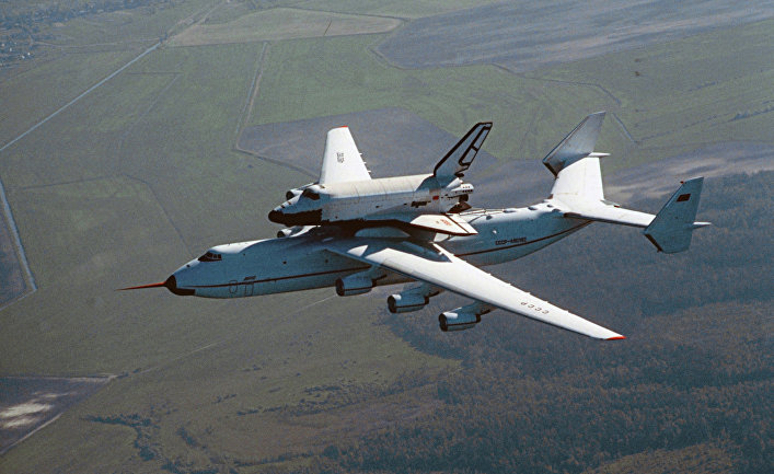 АН-225 с "Бураном" на внешней подвеске в полете