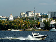 Здание Цирка им. О.Попова (слева) и монумент Славы (справа) на берегу Волги в Самаре