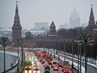 Автомобильное движение на Кремлевской набережной в Москве Автомобильное движение на Кремлевской набережной в Москве