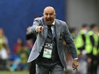 Главный тренер сборной России Станислав Черчесов во время матча Кубка конфедераций-2017 по футболу между сборными России и Новой Зеландии. 17 июня 2017 Главный тренер сборной России Станислав Черчесов во время матча Кубка конфедераций-2017 по футболу между сборными России и Новой Зеландии. 17 июня 2017