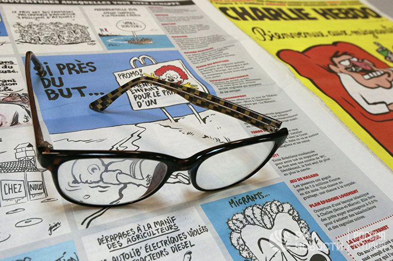 Издание Charlie Hebdo опубликовало карикатуры, героем которых стал утонувший сирийский мальчик Айлан Курди