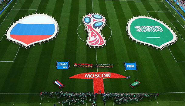 Игроки команд на поле перед матчем группового этапа чемпионата мира по футболу между сборными России и Саудовской Аравии