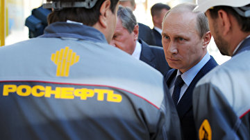 Президент России Владимир Путин во время посещения Туапсинского НПЗ "Роснефти"