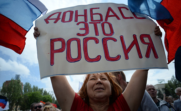 Участники митинга в поддержку Донецкой Народной Республики (ДНР) на площади Ленина в Донецке