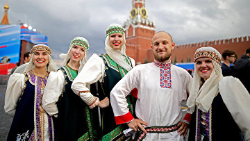 Все что достойно перевода. 242567352. Все что достойно перевода фото. Все что достойно перевода-242567352. картинка Все что достойно перевода. картинка 242567352. Важнейшее политическое событие в России за последние два десятилетия — это путинская попытка развернуть страну вспять, параллельно экспериментируя с новыми способами авторитарного контроля над обществом. Эксперты и политики должны видеть путинскую Россию такой, какая она есть, — а не такой, как им хочется, — тем более что те же самые авторитарные инструменты уже прокладывают себе путь на Запад далеко за пределы России грязными деньгами и подкупом авторитетных лидеров, а также информационной войной, подогревающей наши собственные политические потрясения.