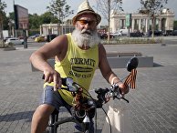 Мужчина на велосипеде в центре Москвы