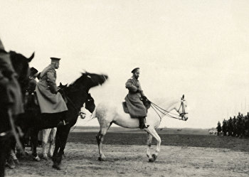 Царь Николай II инспектирует войска в Хотине в 1915 году Царь Николай II инспектирует войска в Хотине в 1915 году