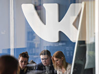 Логотип социальной сети ВКонтакте в офисе компании Mail.ru Логотип социальной сети ВКонтакте в офисе компании Mail.ru