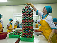 Работники рыбокомбината упаковывают икру на острове Итуруп, Россия