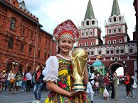 Болельщица с кубком на Манежной площади в Москве Болельщица с кубком на Манежной площади в Москве