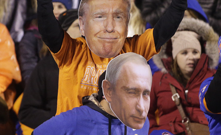 Футбольные болельщики в США в масках, изображающих президентом Трампа и Путина