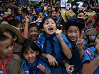 Школьники радуются спасению 12 детей и их тренера из пещеры Тхам Луанг в Таиланде