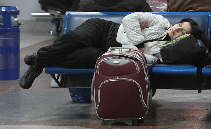 Женщина в аэропорту "Борисполь" в Киеве в ожидании вылета