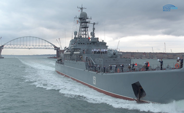 Большой десантный корабль Черноморского флота "Азов" выполняет переход по Керченскому проливу. 6 сентября 2017