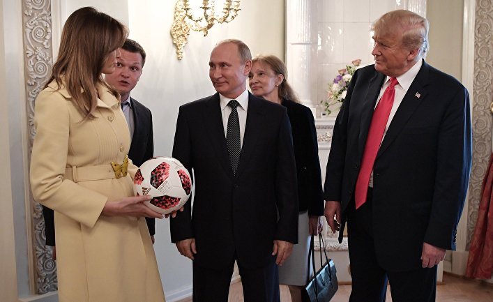 Президент РФ Владимир Путин и президент США Дональд Трамп с супругой Меланьей с мячом чемпионата мира 2018