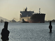 Грузовое судно проходит через Панамский канал