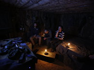 Владелец War Hostel Ариян Курбашич с двумя гостями в бункере, оборудованном в подвале хостела в Сараево