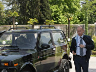 Премьер-министр РФ Владимир Путин в Сочи показал журналистам свой внедорожник "Нива"