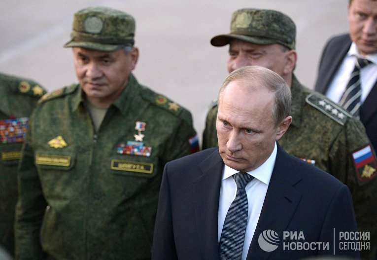Владимир Путин наблюдает за стратегическими командно-штабными учениями "Центр-2015" на полигоне "Донгузский" в Оренбургской области
