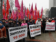 Участники акции протеста вышли к зданию Верховной рады Украины с требованием повышения заработной платы и пенсии. 1 декабря 2017 Участники акции протеста вышли к зданию Верховной рады Украины с требованием повышения заработной платы и пенсии. 1 декабря 2017