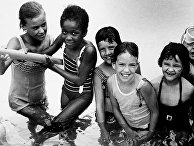 Дети в бассейне в Платтвилле, штат Висконсин, США