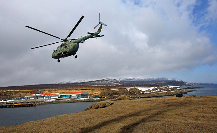 Военный вертолет Ми-8 на острове Итуруп