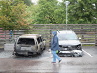 Сожженные автомобили на площади Фролунда в Гетеборге, Швеция