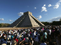 Празднование весеннего равноденствия у пирамиды Кукулкан в Мексике