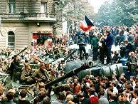 Жители Праги с чешскими флагами перед советскими танками