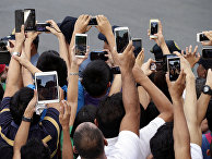 Филиппинские католики готовятся сделать фотографии во время визита Папы Франциска в Манилу