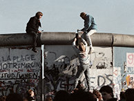 Жители ГДР ломают Берлинскую стену