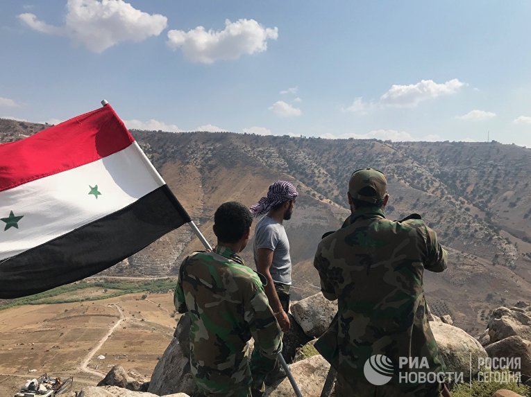 Сирийские военные в деревне Эль-Кувейа на границе с Иорданией и Израилем на юго-западе провинции Дераа