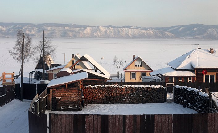 Поселок на берегу Байкала у Кругобайкальской железной дороги