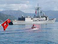 Турецкий фрегат TCG Gemlik у военно-морской базы Аксаза в средиземном море Турецкий фрегат TCG Gemlik у военно-морской базы Аксаза в средиземном море