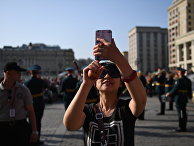 Туристка во время закрытия летнего сезона "Военные оркестры в парках" в Москве