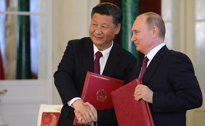 Владимир Путин и председатель Китайской Народной Республики Си Цзиньпин во время церемонии подписания документов по итогам встречи. 4 июля 2017
