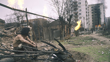 Житель Грозного смотрит на горящие дома