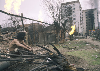 Житель Грозного смотрит на горящие дома Житель Грозного смотрит на горящие дома