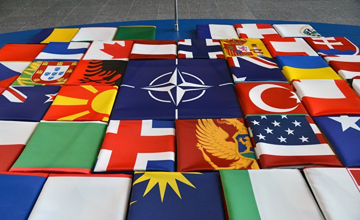 Флаги саммита стран-участниц НАТО в Брюсселе. 11 июля 2018