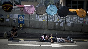 Сторонники протестного движения Occupy Central лежат на проезжей части в районе Admiralty в Гонконге