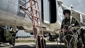 Пилот ВКС России садится во фронтовой бомбардировщик Су-24 на авиабазе "Хмеймим" в Сирии