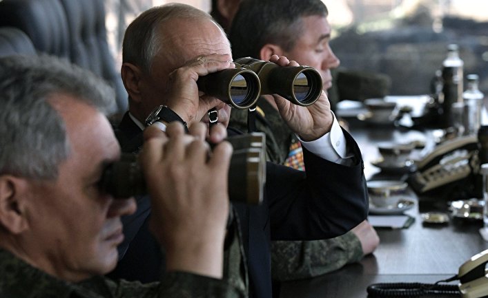 Верховный главнокомандующий ВС РФ, президент РФ Владимир Путин наблюдает за ходом военных маневров "Восток-2018"