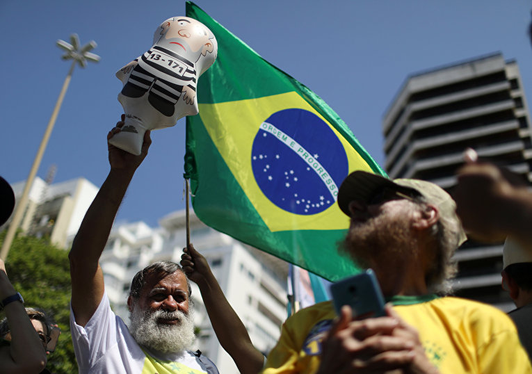 Сторонник кандидата в президенты Яир Болсонаро во время демонстрации в Рио-де-Жанейро