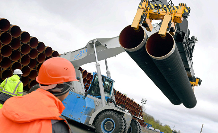 Трубы для строительства газопровода "Северный поток 2" недалеко от порта Мукран, Германия