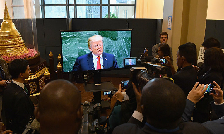 Журналисты смотрят трансляцию выступления президента США Дональда Трампа на Генеральной ассамблее ООН в Нью-Йорке