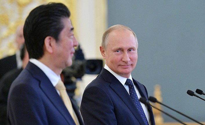 Президент РФ Владимир Путин и премьер-министр Японии Синдзо Абэ во время сеанса связи с экипажем МКС в рамках встречи в Кремле. 26 мая 2018