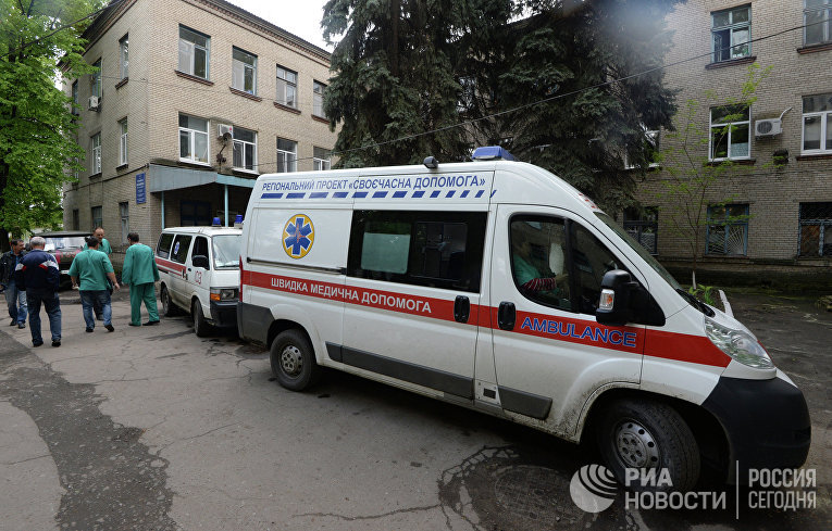 Машины "скорой помощи" возле центральной больницы Славянска