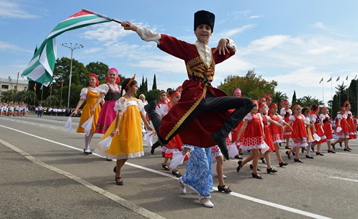 Участники праздничного шествия в честь Дня независимости Абхазии