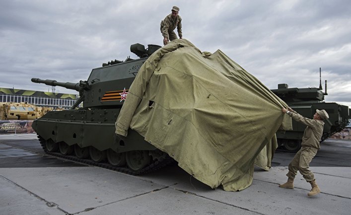Сотрудники снимают тент с 152-миллиметровой самоходной артиллерийской установки «Коалиция-СВ»